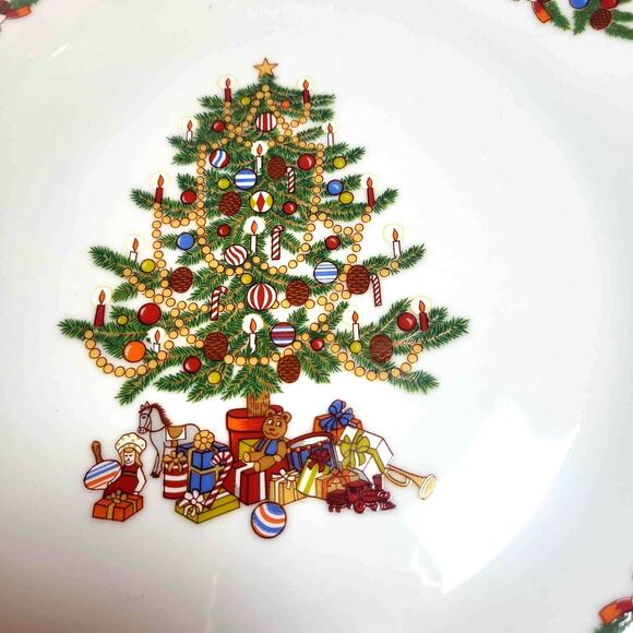 CROWN MING MISTLETOE CHINA Four 5 Piece Place Setting 2 sets available Christmas - Picture 2 of 13